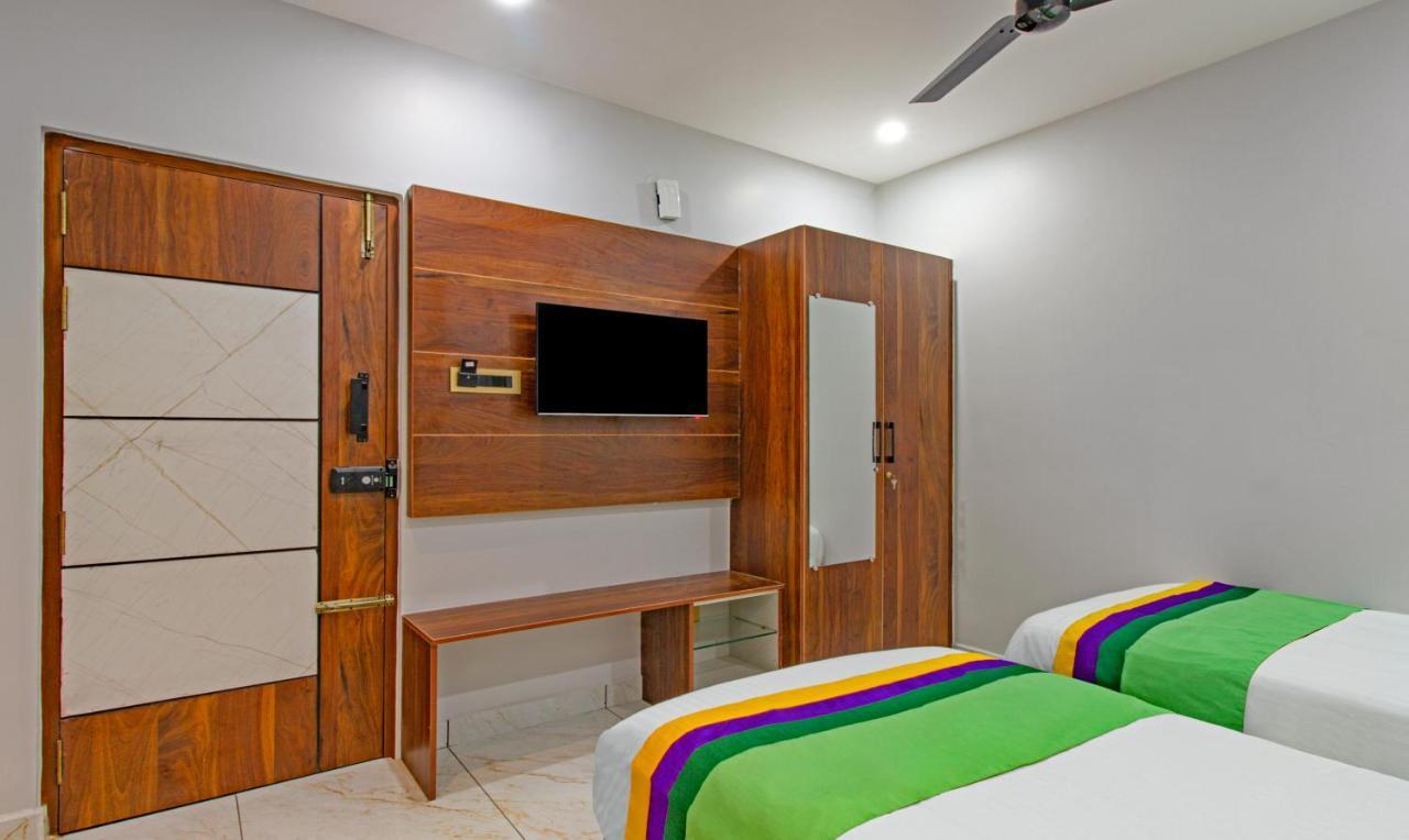 Treebo Abhi Suites, 400 Mts From Guntur Junction Guntūr Exterior foto